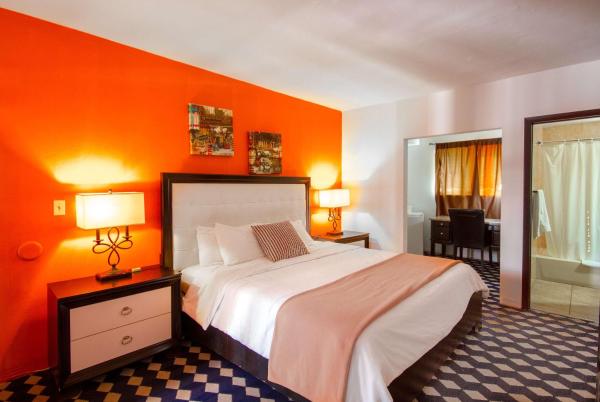 King Room with Roll-In Shower - Mobility Access/Non-Smoking